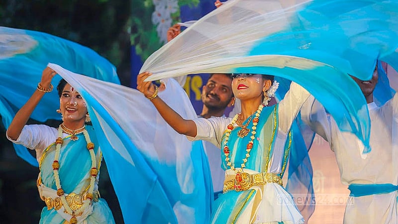 ঢাকা বিশ্ববিদ্যালয়ের চারুকলার বকুলতলায় সত্যেন সেন শিল্পীগোষ্ঠী আয়োজিত শরৎ উৎসবে দলীয় নৃত্য পরিবেশন করেন শিল্পীরা