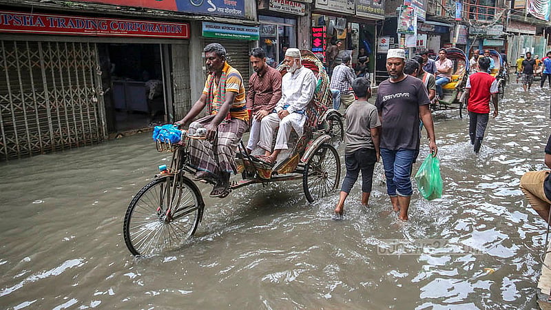 ঢাকায় সোমবার ভোর থেকে টানা বৃষ্টির কারণে ডুবে যায় পুরান ঢাকার আগা সাদেক সড়ক। সেখানে হাঁটু পানি মাড়িয়ে চলতে দেখায় স্থানীয় লোকজন ও পথচারীদের