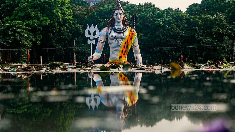 দুর্গাপূজার উৎসবে রমনা কালী মন্দিরের সামনের পুকুরে নতুন সাজে মহাদেবের প্রতিমা