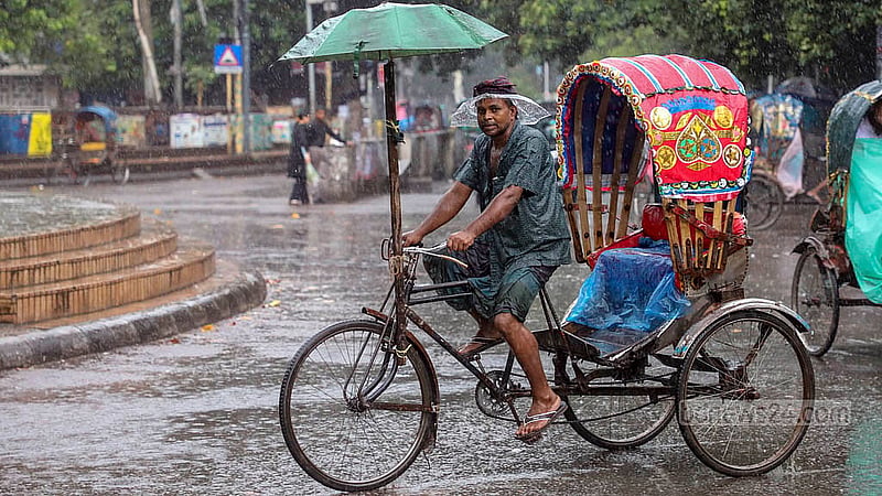ঢাকায় টানা কয়েক দিনের বৃষ্টির পরে শনিবার সকালে দেখা মেলে বৃষ্টির
