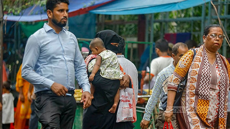 শাহবাগ মোড়ে ছাত্রদলের অবস্থান কর্মসূচির কারণে আশপাশের সড়কে যান চলাচল বন্ধ হয়ে যায়। ফলে একরকম বাধ্য হয়ে শিশুকে কোলে নিয়ে হেঁটে গন্তব্যে রওনা হন এক নারী