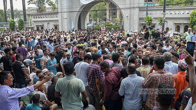 বিএনপির ইশরাক হোসেনকে ঢাকা দক্ষিণ সিটি করপোরেশনের মেয়রের দায়িত্ব বুঝিয়ে দেওয়ার দাবিতে শনিবার নগর ভবনের সামনে বিক্ষোভ করেন তার সমর্থকরা