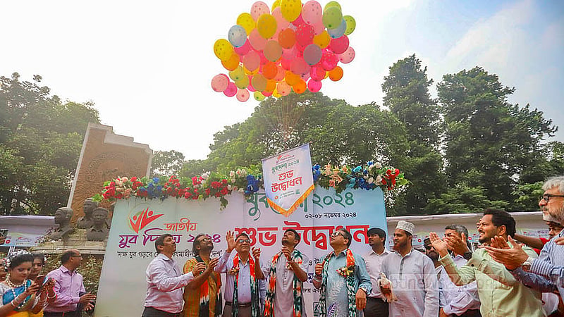 রাজধানীর বাংলা একাডেমি প্রাঙ্গণে জাতীয় যুব দিবস উপলক্ষে আয়োজিত যুবমেলা-২০২৪ বেলুন ও পায়রা উড়িয়ে উদ্বোধন করেন যুব ও ক্রীড়া এবং শ্রম ও কর্মসংস্থান উপদেষ্টা আসিফ মাহমুদ সজীব ভূঁইয়া