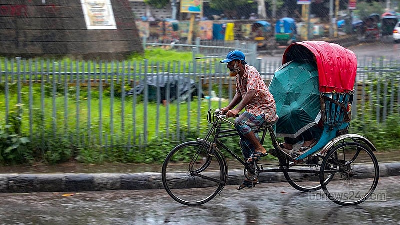 ঢাকায় টানা কয়েক দিনের বৃষ্টির পরে শনিবার সকালে দেখা মেলে বৃষ্টির