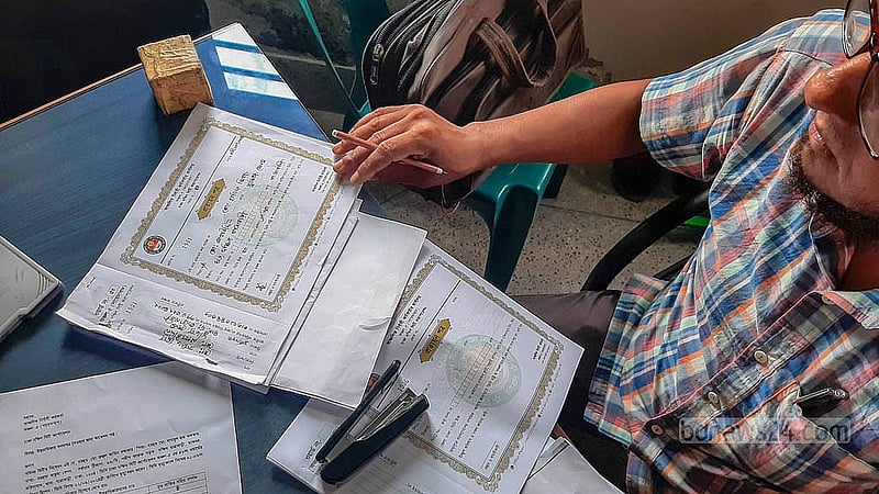 ডিএসসিসির ৫০ নম্বর ওয়ার্ড কাউন্সিলর অফিসে বিভিন্ন ধরনের প্রত্যয়নপত্র প্রদানে সহযোগিতা করছেন অফিস সহকারী মঈন উদ্দিন আহমেদ