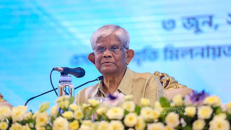 ঢাকার ওসমানী স্মৃতি মিলনায়তনে মঙ্গলবার বাজেট পরবর্তী সংবাদ সম্মেলনে সাংবাদিকদের প্রশ্নের উত্তর দেন অর্থ উপদেষ্টা সালেহউদ্দিন আহমেদ