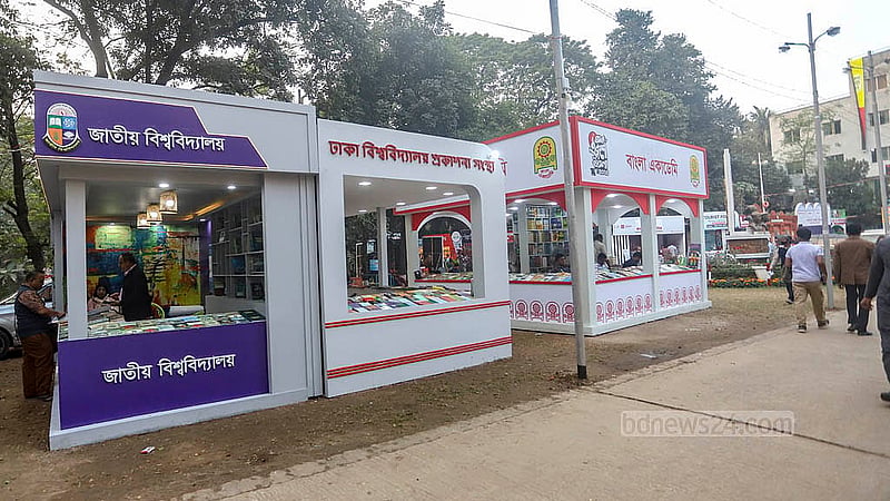বরাবরের মত এবারও সোহরাওয়ার্দী উদ্যানের তুলনায় বাংলা একাডেমি প্রাঙ্গনে মানুষের উপস্থিত ছিল কম