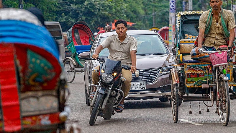 পুরান ঢাকার ঢাকেশ্বরী রোডে দ্রুতগতিতে মোটরসাইকেল চালিয়ে যাচ্ছেন একজন, কিন্তু তার মাথা হেলমেটবিহীন