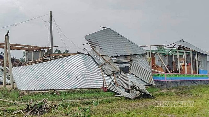 সিরাজগঞ্জ সদর উপজেলার রতনকান্দি ইউনিয়নের চরচিলগাছা, চিলগাছা, বাহুকা ও ইটালি গ্রামের উপর দিয়ে মঙ্গলবার দুপুরে ঘূর্ণিঝড় বয়ে গেছে