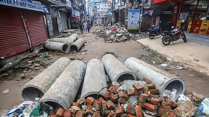 মুগদা-মান্ডা সড়কে সংস্কার কাজের জন্য কংক্রিটের পাইপ ফেলে রাখা হয়েছে দিনের পর দিন