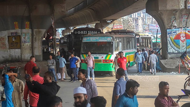 কাউন্টারভিত্তিক বাস না চালানোর দাবিতে সোমবার রাজধানীর সায়দাবাদ সড়কের চারপাশে আড়াআড়ি করে বাস রেখে অবরোধ কর্মসূচি পালন করেন শ্রমিকরা