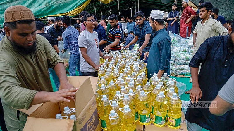 ঢাকার বাড্ডার সাতারকুলে বন্যাদুর্গতদের জন্য ত্রাণের প্যাকেট সাজাচ্ছেন স্বেচ্ছাসেবীরা