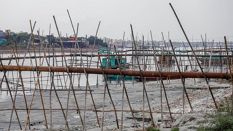 ঢাকার শ্যামপুরের মুন্সীখোলা এলাকায় বুড়িগঙ্গা নদীর তীরে যত দূর চোখ যায় দেখা যাবে একটার পর একটা বালুর ড্রেজার