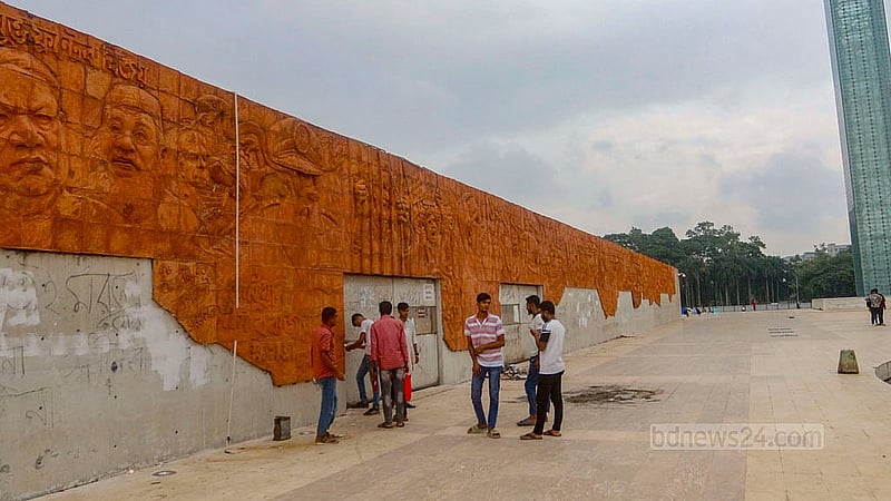সোহরাওয়ার্দী উদ্যানে প্লাজা চত্বরের পূর্ব পাশের দেয়ালের টেরাকোটা ম্যুরালের অংশ বিশেষ নষ্ট করা হয়েছে। বিশিষ্ট শিল্পী মোহাম্মদ ইউনুস, মুকুল মকসুউদ্দীন, শিশির ভট্টাচার্য, ইফতেখারউদ্দিন আহমেদ ও শ্যামল চৌধুরী ছিলেন এই ম্যুরালের শিল্পী।