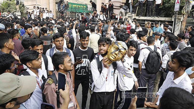 যাত্রাবাড়ীর ড. মাহবুবুর রহমান মোল্লা কলেজের এক শিক্ষার্থীর মৃত্যুর ঘটনার জেরে রোববার দুপুরে পুরান ঢাকার ঢাকা ন্যাশনাল মেডিক্যাল ইনস্টিটিউট হাসপাতালের সামনের ভাস্কর্য ভেঙে ফেলে বিভিন্ন প্রতিষ্ঠানের শিক্ষার্থীরা।