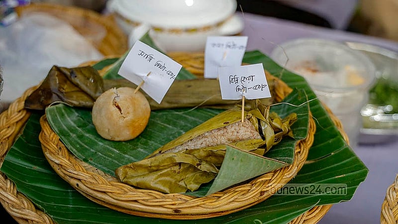 ঢাকার বনানীর মোস্তফা কামাল আতাতুর্ক পার্কে খাবারের উৎসবে পার্বত্য চট্টগ্রামের বিভিন্ন ঐতিহ্যবাহী খাবারও রয়েছে