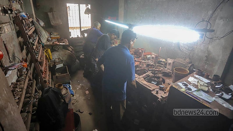 পুরান ঢাকার পাটুয়াটুলীর ঘি পট্টিতে ভাই ভাই গ্র্যান্ডিং পাওয়ার চশমা গ্লাস হাউজে কাজ করছেন কারিগররা। একসময় এ কারখানায় ২০ জনের বেশি লোকবল ছিল