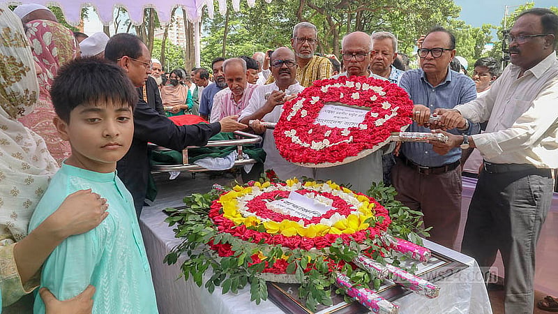 কেন্দ্রীয় শহীদ মিনার প্রাঙ্গণে সোমবার ফুলেল শ্রদ্ধায় গণফোরামের সভাপতি মোস্তফা মোহসীন মন্টুকে শেষ বিদায় জানান তার রাজনৈতিক সহকর্মীরা।
