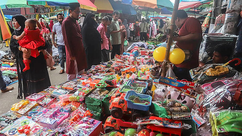 মতিঝিল আইডিয়াল স্কুল অ্যান্ড কলেজের সামনের সড়কজুড়ে বসা হলিডে মার্কেটে শিশুদের খেলনাও বিক্রি হচ্ছে