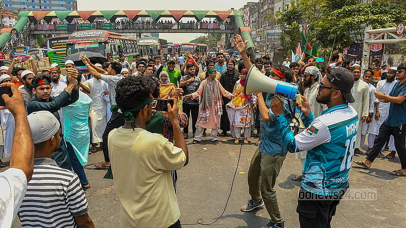 আওয়ামী লীগ নিষিদ্ধের দাবিতে শনিবার সকালে রাজধানীর শনির আখড়ায় সড়কে অবস্থান নিয়ে বিক্ষোভ দেখান বিভিন্ন রাজনৈতিক দলের কর্মীরা