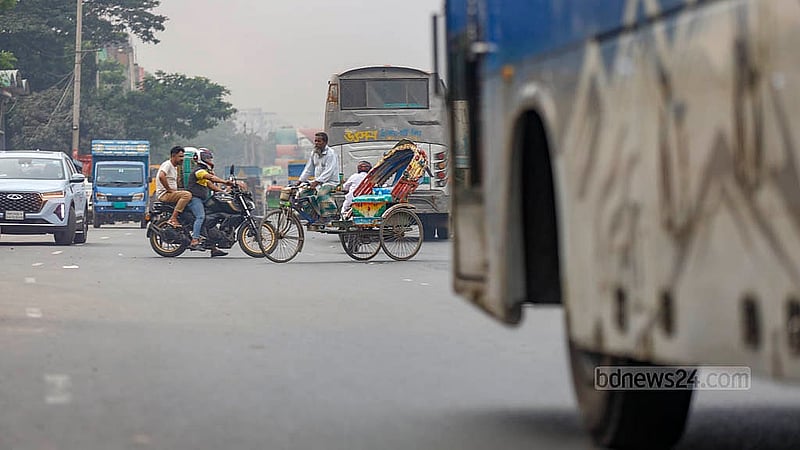 ঢাকা-চট্টগ্রাম মহাসড়কের সানারপাড় এলাকায় দ্রুতবেগে চলা যানবাহনের পাশাপাশি বুধবার ঝুঁকি নিয়ে চলছে ব্যাটারির রিকশা