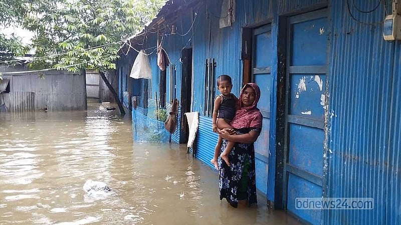 টানা বৃষ্টি ও পাহাড়ি ঢলে পানিবন্দি হয়ে পড়েছেন কুমিল্লার কিছু এলাকার মানুষ।