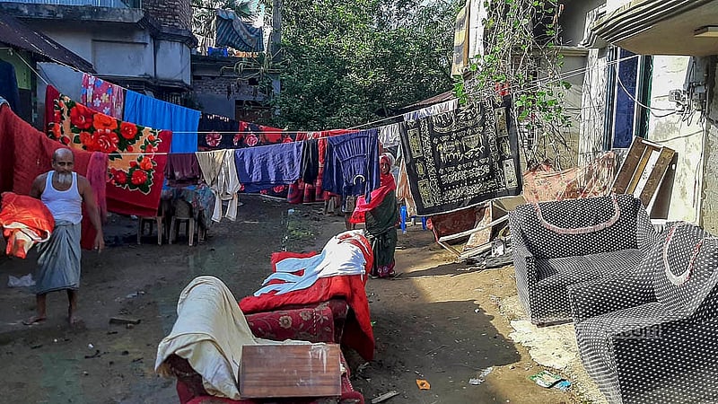 বন্যার পানি ঘরে ঢুকে ভিজেছে ঘরের প্রয়োজনীয় সব মালামাল, কাপড় ও বিছানাপত্র। রোদে সেগুলো শুকিয়ে পুনরায় ব্যবহার উপযোগী করার চেষ্টা