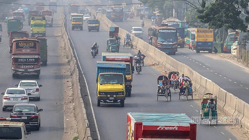 আইনশৃঙ্খলা বাহিনীর নজরদারির অভাবে ঢাকা-চট্টগ্রাম মহাসড়কে রাজধানীর মাতুয়াইল এলাকায় দ্রুতগতির যানবাহনের সঙ্গে পাল্লা দিয়ে চলছে এসব ব্যাটারিচালিত অটোরিকশা