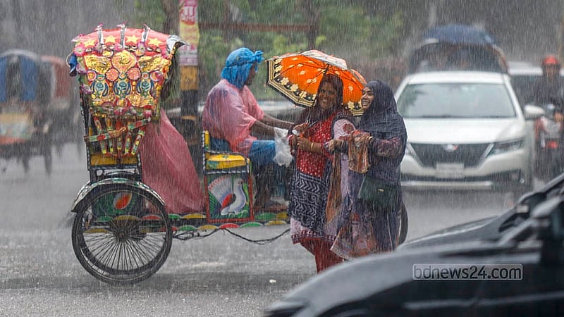 ঢাকার শাহবাগ এলাকায় মঙ্গলবার দুপুরে আষাঢ়ী বৃষ্টিতে দুজন ভিজছে আপন মনে