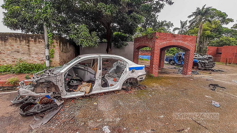 শেরেবাংলা নগরে গণভবনের প্রবেশমুখে পড়ে থাকা পুলিশের এ গাড়িগুলোর সব যন্ত্রাংশ খুলে নেওয়া হয়েছে, পড়ে আছে শুধু কঙ্কাল।
