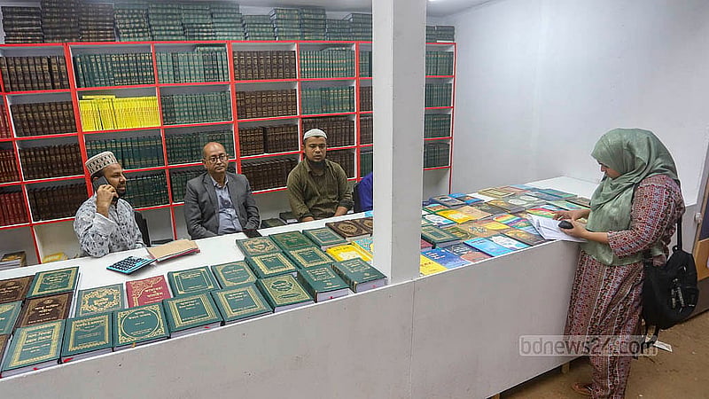 বাংলা একাডেমি প্রাঙ্গণে একুশে বইমেলার বিভিন্ন স্টল ঘুরে দেখছেন ক্রেতা-দর্শনার্থীরা