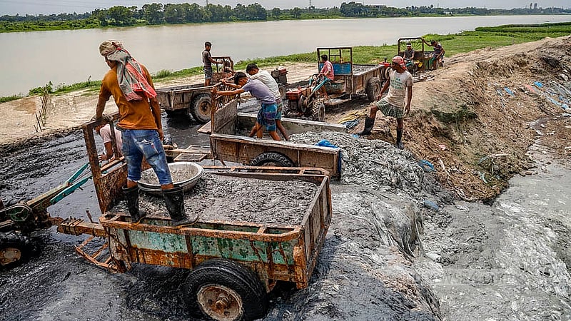 হেমায়েতপুরে চামড়া শিল্প নগরীতে ট্যানারির বর্জ্য পাওয়ার টিলারে করে এনে ফেলা হচ্ছে কেন্দ্রীয় বর্জ্য পরিশোধনাগারের (সিইটিপি) পাশের উন্মুক্ত জায়গায়