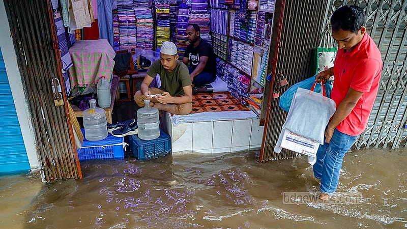 সামনে কোরবানির ঈদ, ব্যবসায়ীদের এখন ব্যস্ত থাকার কথা বেচাবিক্রিতে। কিন্তু খারাপ আবহাওয়া আর জলাবদ্ধতায় ব্যবসায় ভাটা পড়েছে