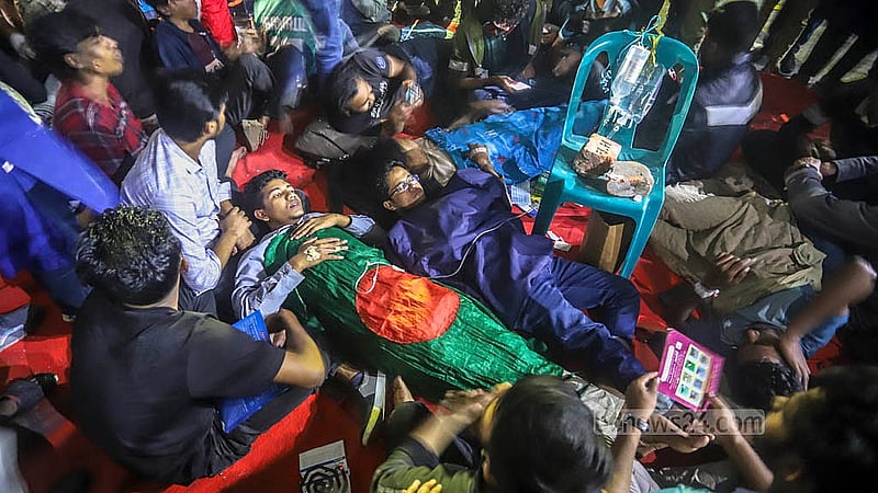 ঢাকার সরকারি তিতুমীর কলেজকে বিশ্ববিদ্যালয়ে রূপান্তরের দাবিতে অনশনরত এক শিক্ষার্থী বৃহস্পতিবার অসুস্থ হয়ে পড়লে তাকে স্যালাইন দেওয়া হয়