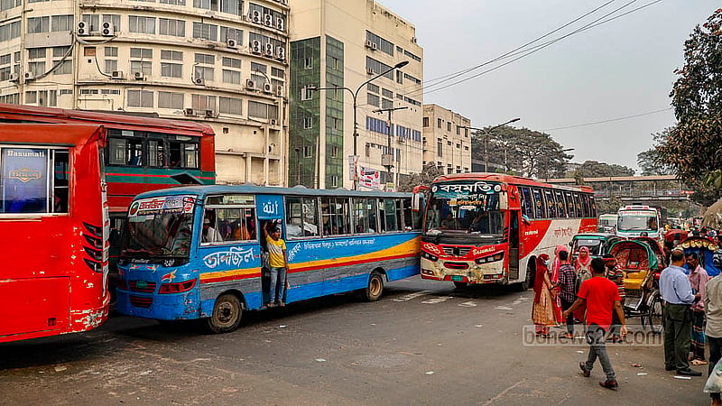 আওয়ামী লীগের ডাকা হরতালের কোনো লক্ষণ নেই রাজধানীর পথেঘাটে। স্বাভাবিক দিনের মত সড়কে লেগে আছে যানজট, বাসে উঠতে যুদ্ধ করতে হয় মানুষকে