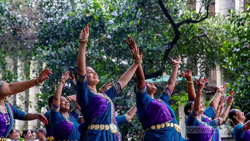 ঢাকা বিশ্ববিদ্যালয়ের চারুকলা অনুষদের বকুলতলায় নৃত্য পরিবেশন করছেন শিল্পীরা। তাদের কেউ পেশাগত নৃত্যশিল্পী নয়। ছোট থেকে নাচের শখ থাকলেও নানা কারণে আর শেখা হয়ে ওঠেনি। এখন কর্মজীবনে সেটাই করার চেষ্টা