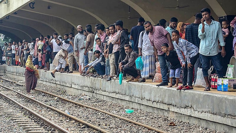 কমলাপুর রেলওয়ে স্টেশনে শনিবার দেখা গেছে ঘরমুখো মানুষের আনাগোনা। প্ল্যাটফর্মে খুব বেশি ভিড় না থাকলেও ট্রেন এলে হুড়োহুড়ি ঠিকই দেখা যায়