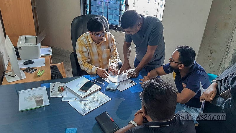 ঢাকা দক্ষিণ সিটি কর্পোরেশনের ৫০ নম্বর ওয়ার্ড কাউন্সিলরের দক্ষিণ যাত্রাবাড়ী চন্দন কোঠা সাংস্কৃতিক কেন্দ্র অফিসে সোমবার বিভিন্ন কাজে ওয়ার্ড সচিব মনিরুজ্জামানের ব্যস্ততা দেখা গেল। তিনি ৫০ ও ৪০ নম্বর ওয়ার্ডের দায়িত্বে আছেন