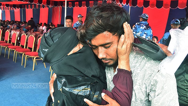 সাগরে মাছ ধরতে গিয়ে ভারতীয় কোস্ট গার্ডের হাতে আটক বাংলাদেশি জেলে ও নাবিকরা মঙ্গলবার স্বজনদের কাছে ফিরেছেন। স্বজনদের পেয়ে তারা কান্নায় ভেঙে পড়েন, একে অপরকে জড়িয়ে ধরেন