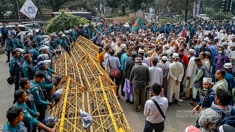 জাতীয় প্রেস ক্লাবের সামনে মানববন্ধন শেষে মঙ্গলবার শিক্ষক-কর্মচারীরা সচিবালয় অভিমুখে যাত্রা শুরু করলে শিক্ষা ভবনের সামনে পুলিশের বাধার মুখে পড়েন