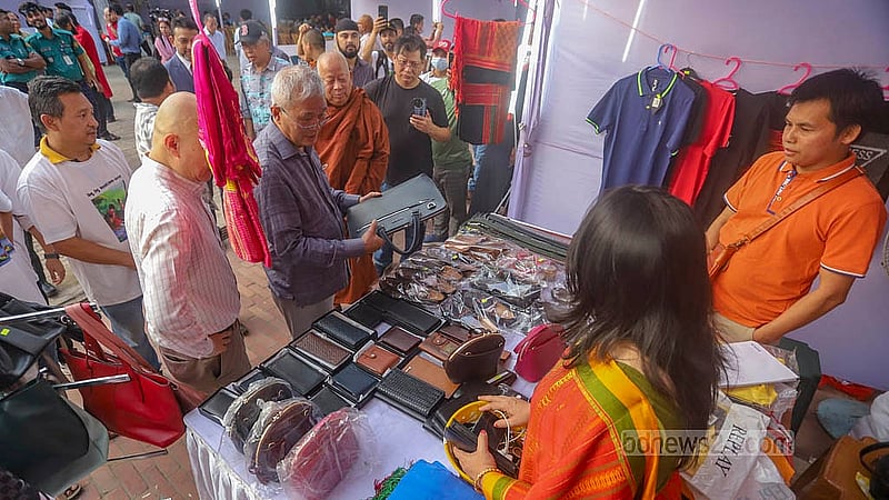 রাজধানীর মিরপুরের শাক্যমুনি বৌদ্ধ বিহারে বুধবার মেলা উদ্বোধনের পর বিভিন্ন স্টল ঘুরে দেখেন উপদেষ্টা সুপ্রদীপ চাকমা