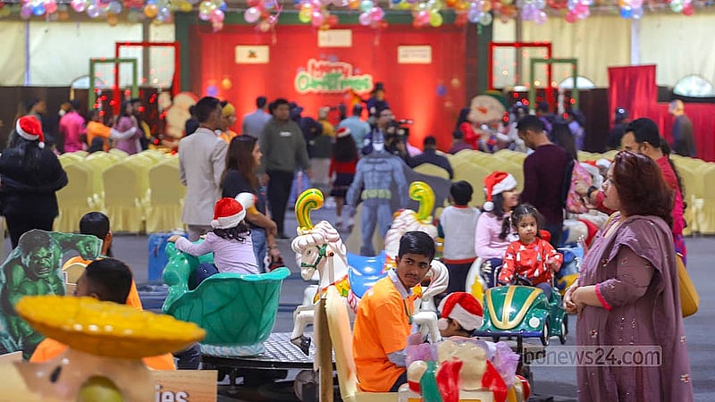 সন্তানদের সঙ্গে নিয়ে বড়দিন উদযাপন করতে ঢাকার সোনারগাঁও হোটেলে আসেন অনেকেই