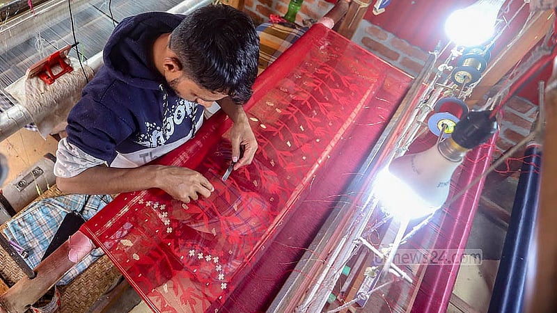 নারায়ণগঞ্জের রূপগঞ্জের জামদানিপল্লিতে বাহারি নকশার জামদানি শাড়ি তৈরি করছেন কারিগররা। এখানে ৮০০ থেকে ২ লাখ টাকা দামের শাড়ি তৈরি করা হয়