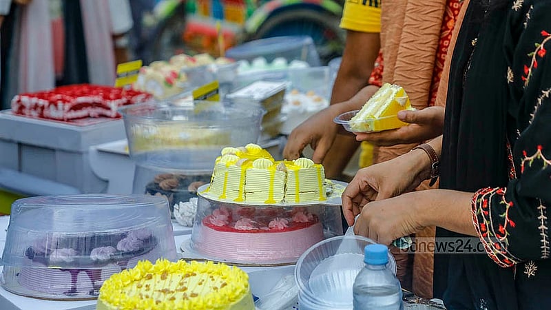 রাজধানীর আগারগাঁও নির্বাচন ভবনের সামনের সড়কে এক টুকরো কেকও কেনা যায়; দাম ১০০-১২০ টাকা