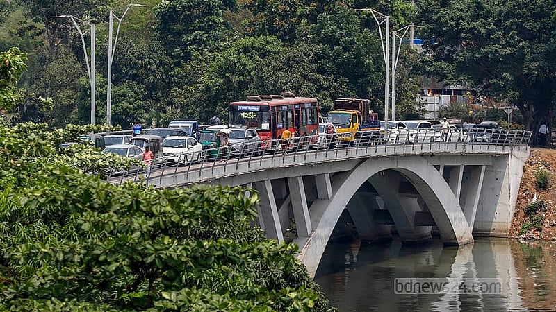 সাত রাস্তার মোড়ের অবরোধের কারণে এফডিসির সামনে হয়ে কারওয়ান বাজারে যেমন সব গাড়ি ঠাঁয় দাঁড়িয়ে আছে, তেমনি হাতিরঝিল থেকেও কোনো যানবাহন বের হতে না পারায় দুর্ভোগের শেষ নেই