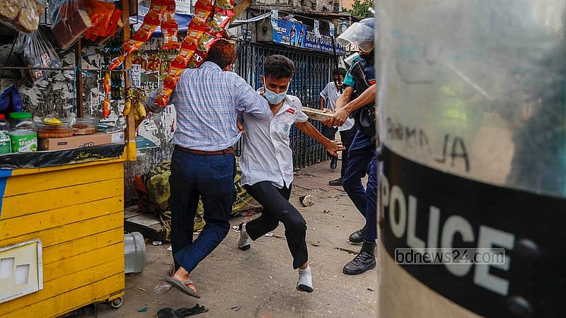 দলবেঁধে ঢাকা কলেজের শিক্ষার্থীরা সিটি কলেজের সামনে চলে এলে তাদের ছত্রভঙ্গ করতে পুলিশের লাঠিচার্জ