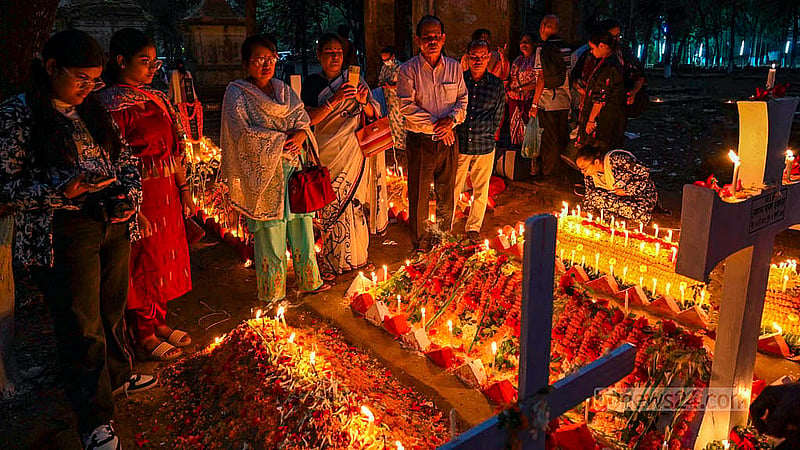 ‘অল সোলস ডে'-তে ঢাকার ওয়ারীতে খ্রিষ্টান সমাধি ক্ষেত্রে প্রয়াতদের আত্মার শান্তি কামনায় প্রার্থনা করেন স্বজনরা।
