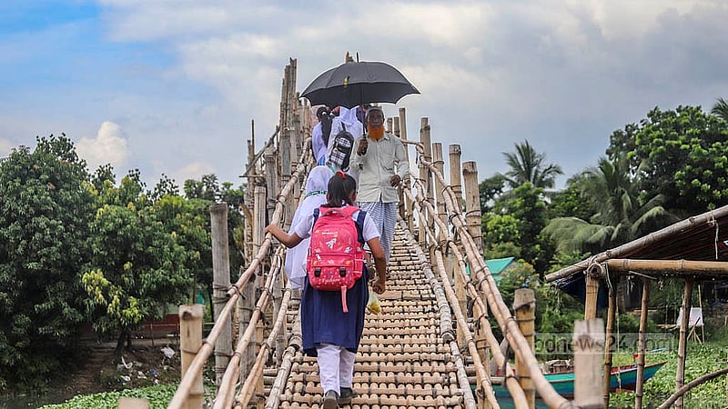 নাসিরাবাদ ইউনিয়ন ঢাকা দক্ষিণ সিটি করপোরেশনে ৭৫ নম্বর ওয়ার্ড হলেও এখনো নাগরিক সব থেকে বঞ্চিত। নয়াপাড়া, দাশেরকান্দিসহ কয়েক এলাকার বাসিন্দাদের প্রতিনিয়ত চলাচল করতে হয় নড়াই নদীর ওপর ঝুকিপূর্ণ বাঁশের এ সাঁকো দিয়ে