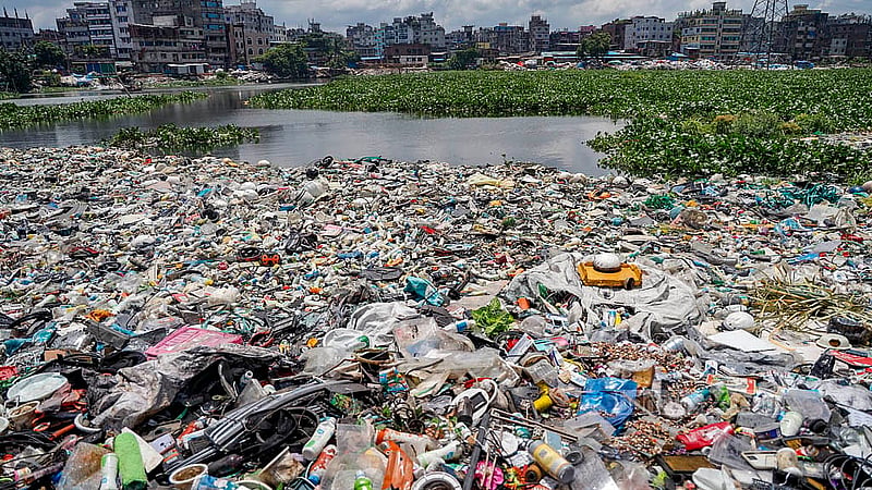 প্লাস্টিকের বিপুল পরিমাণ বর্জ্য পুনঃপ্রক্রিয়াজাতের জন্য ছড়িয়ে ছিটিয়ে রাখা হয়েছে বুড়িগঙ্গা নদীর আদি চ্যানেলের তীরে। এরমধ্যে ব্যবহারযোগ্য অংশ বাছাইয়ের পর বাতিলগুলো ফেলে রাখা হয় তীরে, যা পরে নদীতে গিয়ে পড়ে