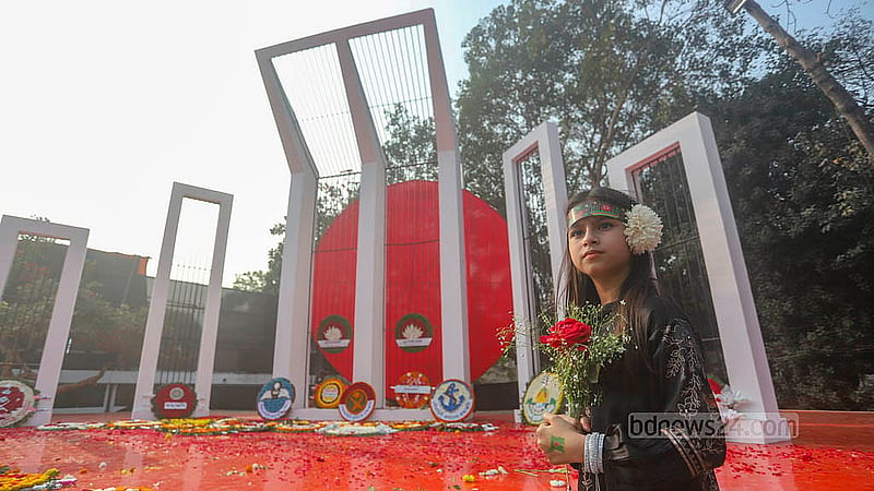 শ্রদ্ধার ফুল হাতে একুশে ফেব্রুয়ারির সকালে শহীদ মিনারে আসে শিশুটি